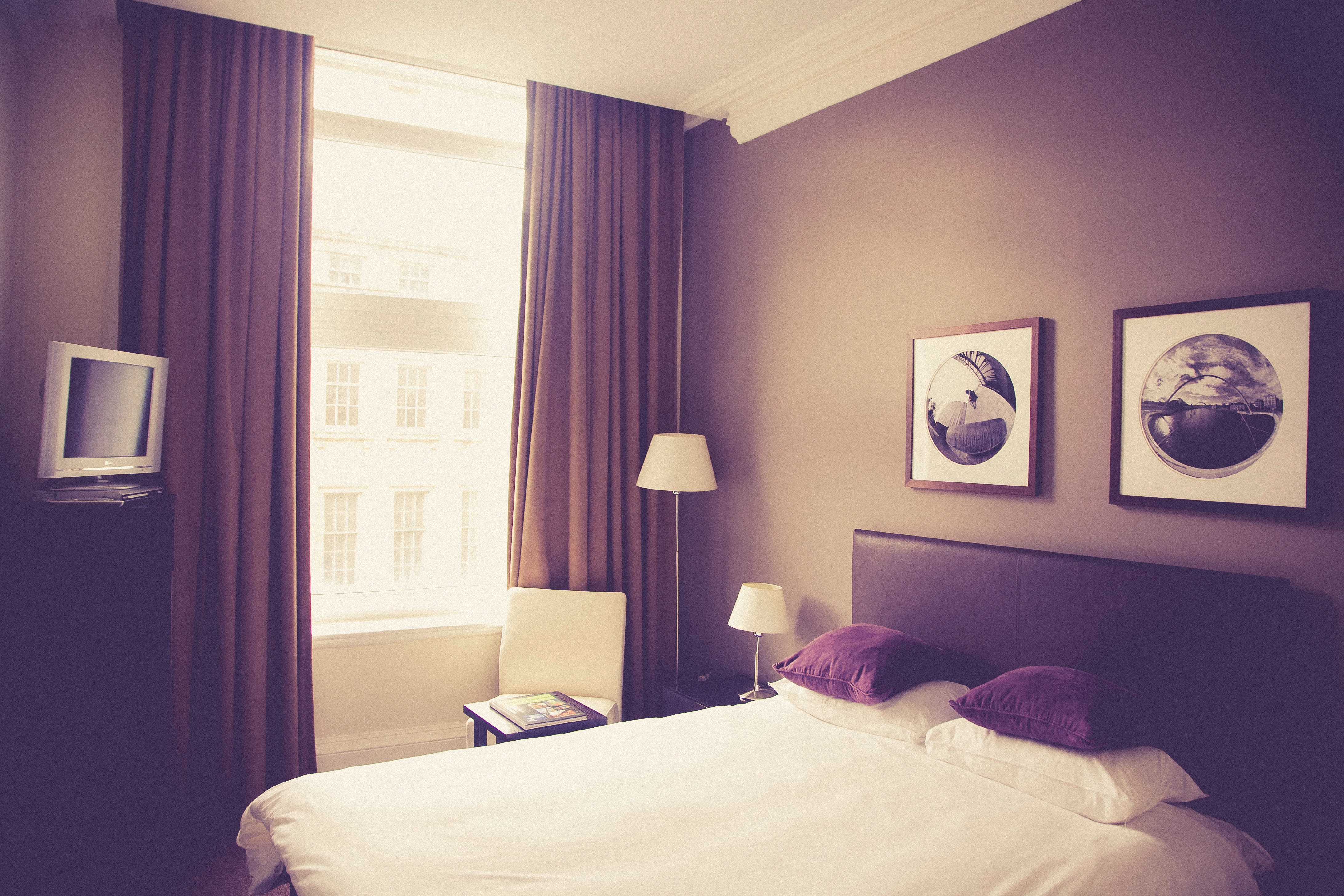 How Hotel Rooms Benefit from Roller Screens